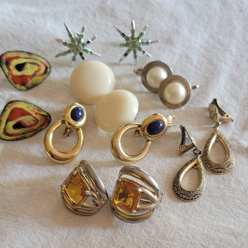 💥💥Half off flash sale💥💥 7 misc. Vintage clip earrings.